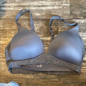 Elegant Lace Trim Bra in Gray